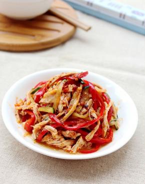 倒进调味料姜蒜沫一起全部拌均匀。撒点芝麻点缀即可。