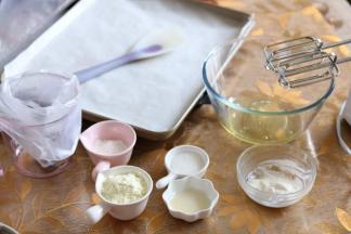 准备好所用原料，食材称重，烤盘铺油纸，裱花袋装入花嘴备用，准备工作一定要做好，防止一会手忙脚乱。