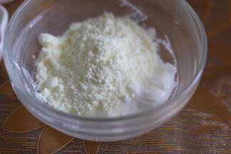 酸奶里加入奶粉。