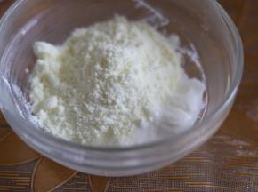 酸奶里加入奶粉。