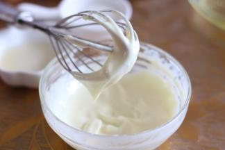 用蛋抽混合均匀，刚开始有点颗粒，搅匀后会变得细腻、浓稠。