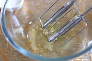 无水无油的玻璃盆里，加入蛋白，倒入柠檬汁。