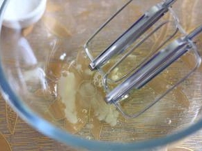 无水无油的玻璃盆里，加入蛋白，倒入柠檬汁。