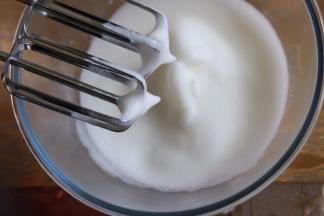 中低速把蛋白打散，打到如图状态，第一次加糖，中速继续打发。