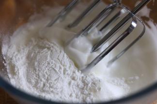 加入过筛淀粉还有剩下的细砂糖，打蛋器搅拌两下，再开始打发。