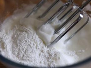 加入过筛淀粉还有剩下的细砂糖，打蛋器搅拌两下，再开始打发。