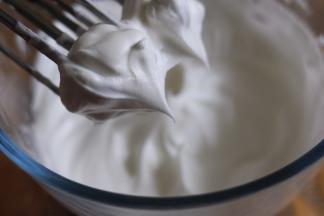 打至蛋白硬性发泡，提起打蛋头有硬的小直角，即可。