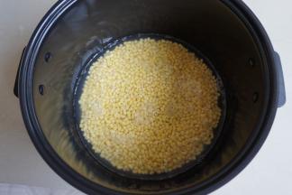 将绿豆放入电饭锅内胆，加入没过豆1-2CM的水