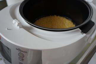 放入电饭锅，选择煮饭键，大概45分钟左右