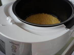 放入电饭锅，选择煮饭键，大概45分钟左右