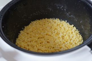 绿豆煮好，煮开了花，用手一捏就碎