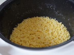 绿豆煮好，煮开了花，用手一捏就碎