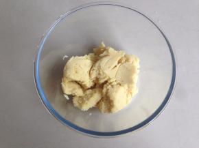 用汤匙将绿豆压成绿豆泥