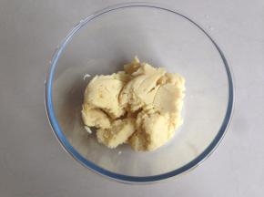 用汤匙将绿豆压成绿豆泥