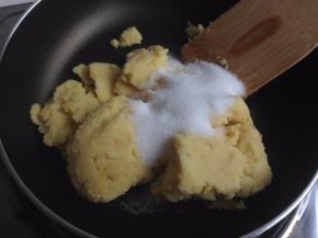 绿豆泥放不粘锅里，加入细砂糖，小火炒至糖溶化