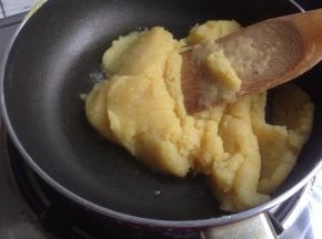 分三次加玉米油，每次炒至吸收完油之后再加下一次油