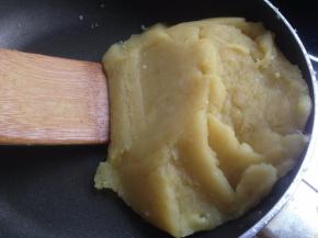 炒至抱团不粘锅，立即关火，盛起放凉备用