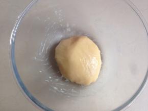 拌成面团，盖保鲜膜室温醒发1个小时