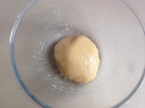 拌成面团，盖保鲜膜室温醒发1个小时