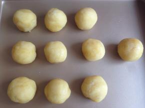 在等待醒发的过程中，将放凉的榴莲绿豆馅分成30克/份，搓圆