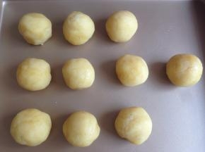 在等待醒发的过程中，将放凉的榴莲绿豆馅分成30克/份，搓圆