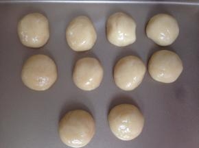 醒发后的月饼皮分成每份20克。搓圆