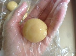 收口搓圆，在表面粘一些玉米淀粉防粘，多余的粉要拍掉