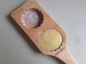 21、放入法焙客的木质月饼模具里，压平