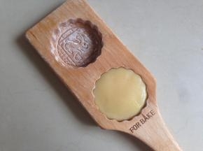 21、放入法焙客的木质月饼模具里，压平