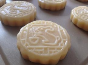 再倒扣，敲出来倒在东菱K40C烤箱自带的不粘烤盘上