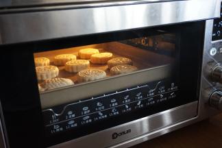 放入已经预热好190度的东菱K40C烤箱倒数第二层，烤5分钟定型