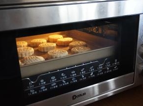 放入已经预热好190度的东菱K40C烤箱倒数第二层，烤5分钟定型
