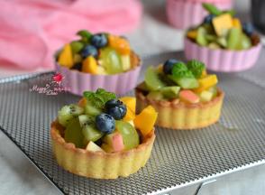 洗净切块装在挞坯里，淋上蜂蜜即可食用