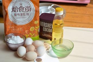 先把两盘的材料准备好：柴鸡蛋6个，白糖80克，低筋粉95克，可可粉15克，玉米油60克，凉水80克；其中低筋面粉要分两部分：55克+40克