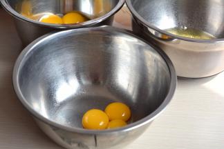 蛋黄蛋清分离，蛋黄3个一组分别入两个盆中，6个蛋清全部入无油无水的盆中