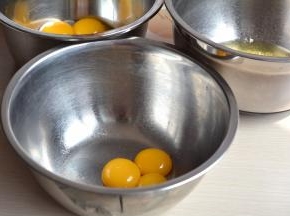 蛋黄蛋清分离，蛋黄3个一组分别入两个盆中，6个蛋清全部入无油无水的盆中
