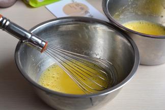 先来做原味的蛋黄糊：鸡蛋加30克的玉米油、40克的凉水，搅拌均匀无油水分离状