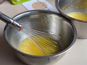 先来做原味的蛋黄糊：鸡蛋加30克的玉米油、40克的凉水，搅拌均匀无油水分离状