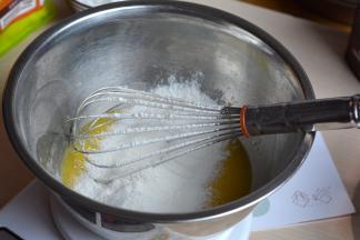 筛入55克低筋面粉； 5.	用手动打蛋器以不规则的方向搅拌均匀