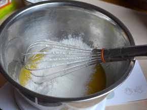 筛入55克低筋面粉； 5.	用手动打蛋器以不规则的方向搅拌均匀