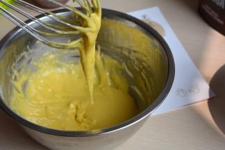 用手动打蛋器以不规则的方向搅拌均匀；提起打蛋器，蛋黄糊缓慢而顺畅地流下来；放一旁备用