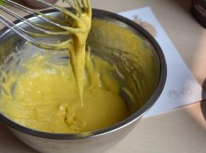 用手动打蛋器以不规则的方向搅拌均匀；提起打蛋器，蛋黄糊缓慢而顺畅地流下来；放一旁备用