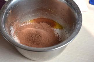 将另外3个鸡蛋加玉米油和凉水搅打均匀后筛入40克面粉和15克可可粉