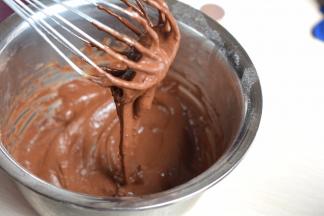 以不规则的方向搅拌均匀，提起打蛋器，蛋黄糊缓慢而顺畅地流下来；放一旁备用