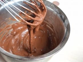 以不规则的方向搅拌均匀，提起打蛋器，蛋黄糊缓慢而顺畅地流下来；放一旁备用