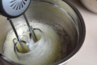 现在来打蛋白糊：用电动打蛋器中速搅打蛋清，打出粗泡后加入30克左右白糖