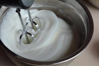 打到蛋清变得细腻洁白时，加入30克左右的白糖