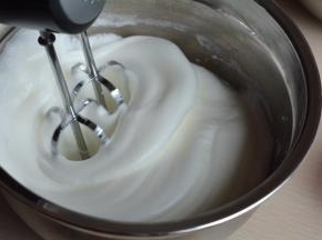 打到蛋清变得细腻洁白时，加入30克左右的白糖