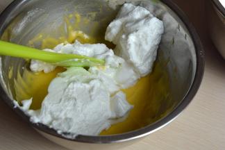 将蛋白糊在盆中划成两等份，取其中一份的1/3入原味蛋黄糊中