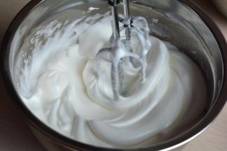 打到出现明显纹路时，加入剩下的20克左右的白糖，中速转低速搅打